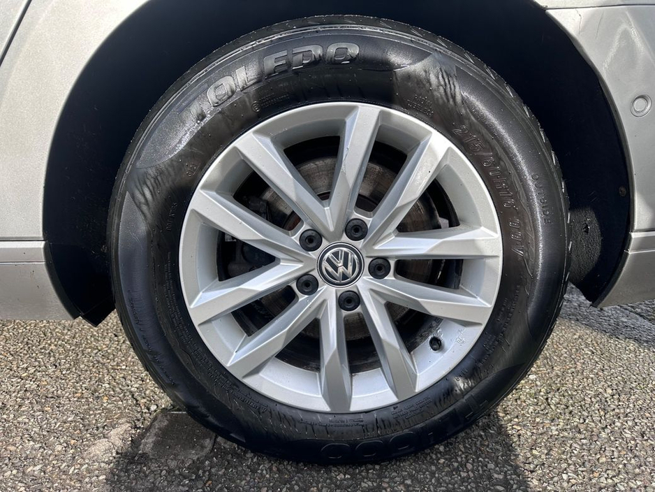 2017 Volkswagen Passat - image 38