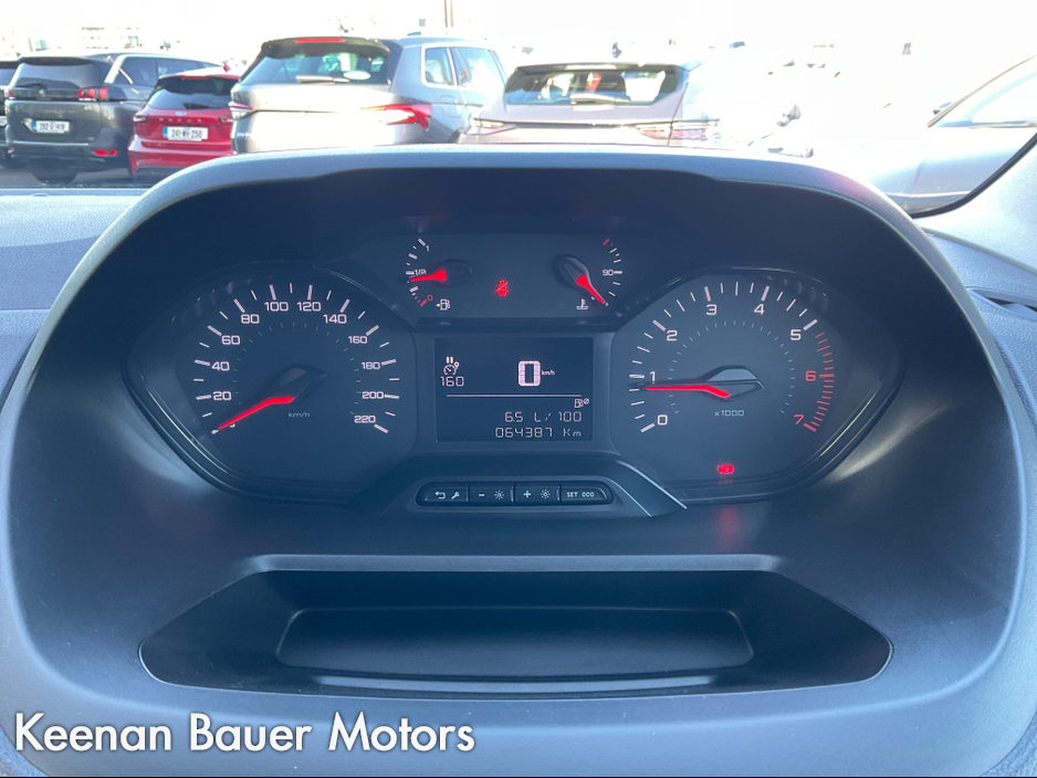 2022 Peugeot Partner - image 13