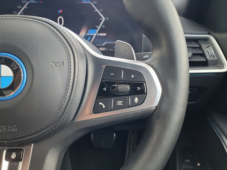 2023 BMW 3 Series - image 18