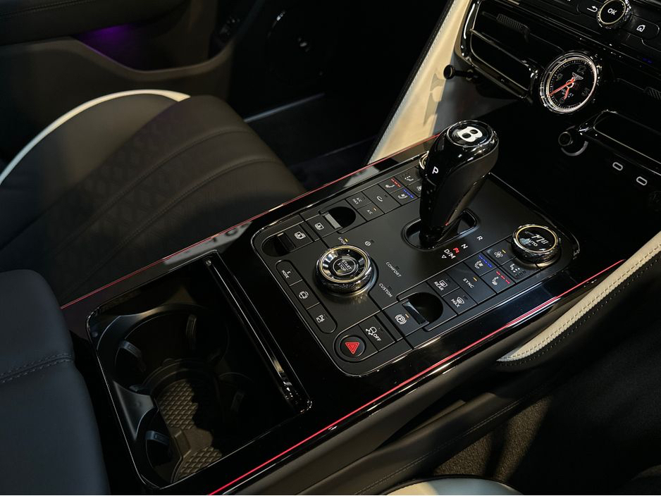 2025 Bentley Flying Spur - image 41