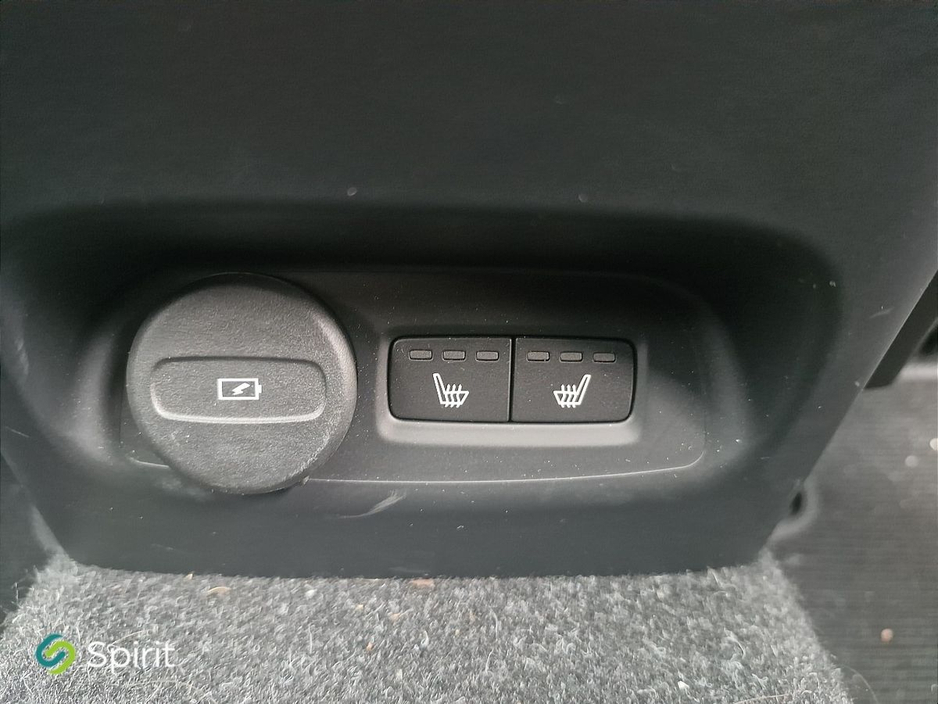 2022 Volvo XC40 - image 11