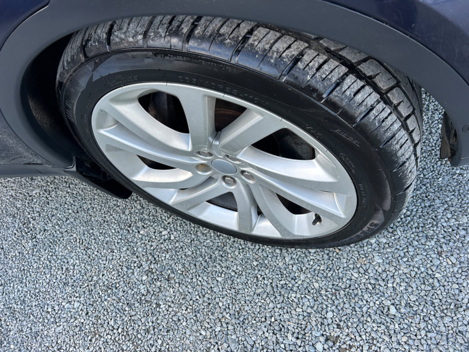 2019 Land Rover Discovery - image 4