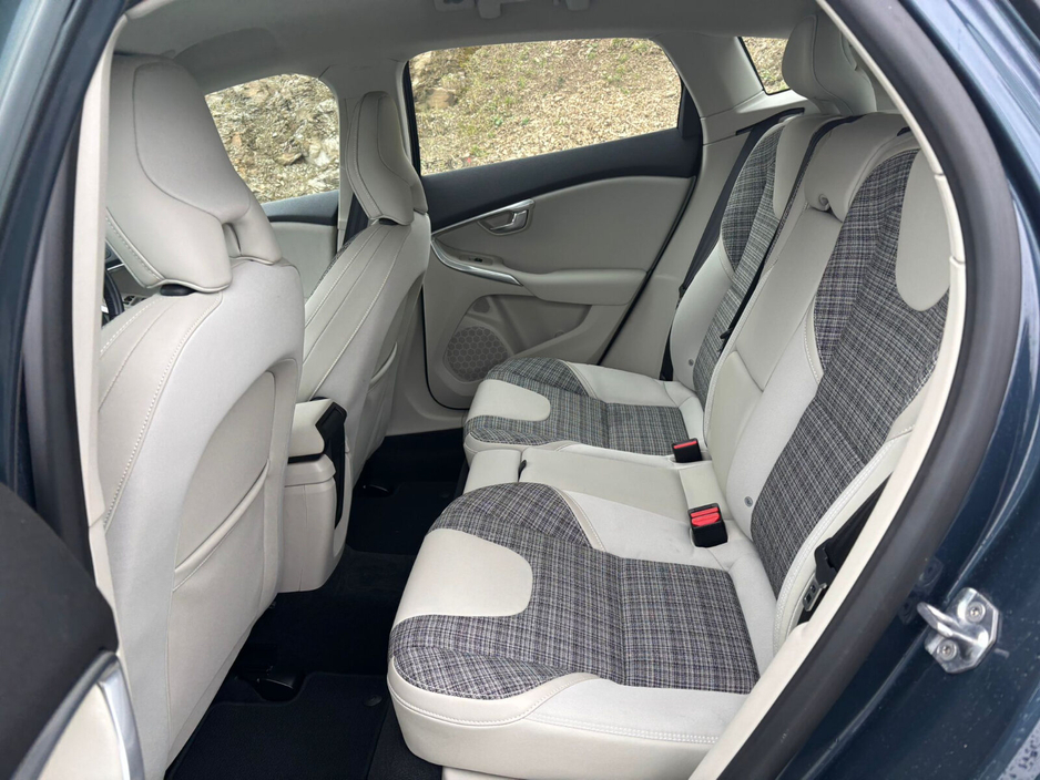 2019 Volvo V40 - image 15