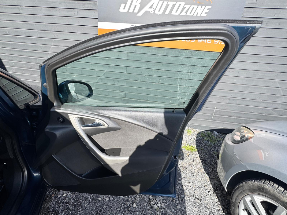 2011 Opel Astra - image 16