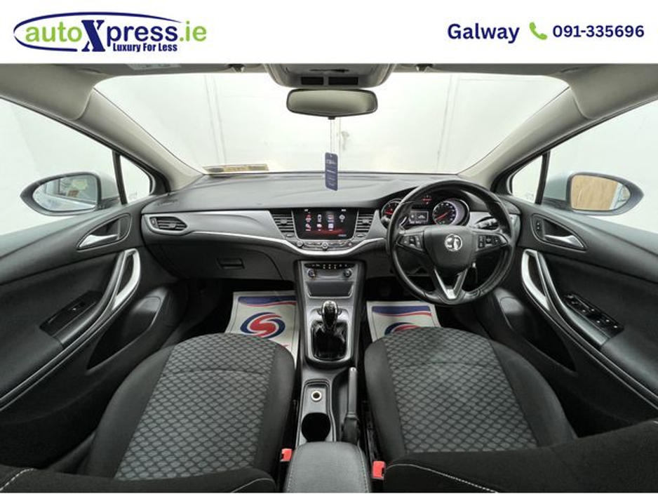 2017 Vauxhall Astra - image 2