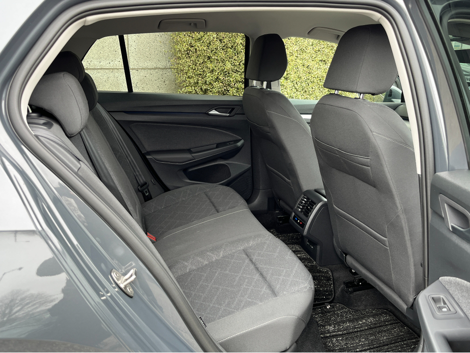 2022 Volkswagen Golf - image 9