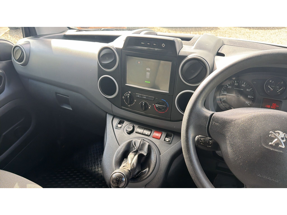2018 Peugeot Partner - image 8