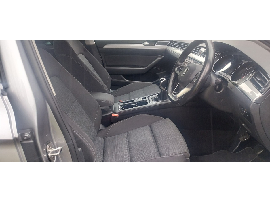 2020 Volkswagen Passat - image 9