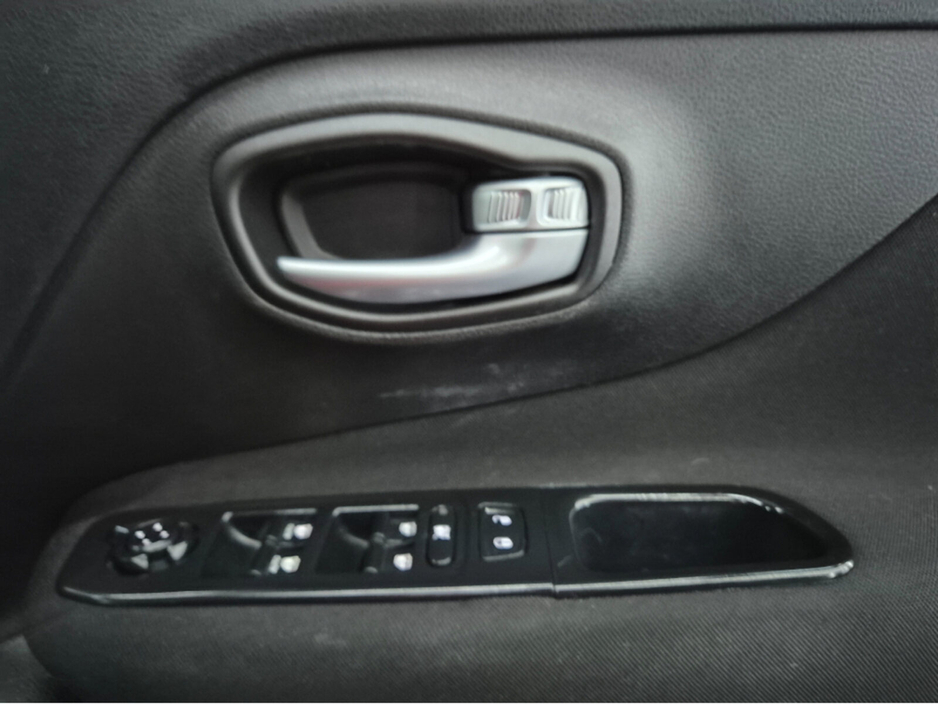 2016 Jeep Renegade - image 9