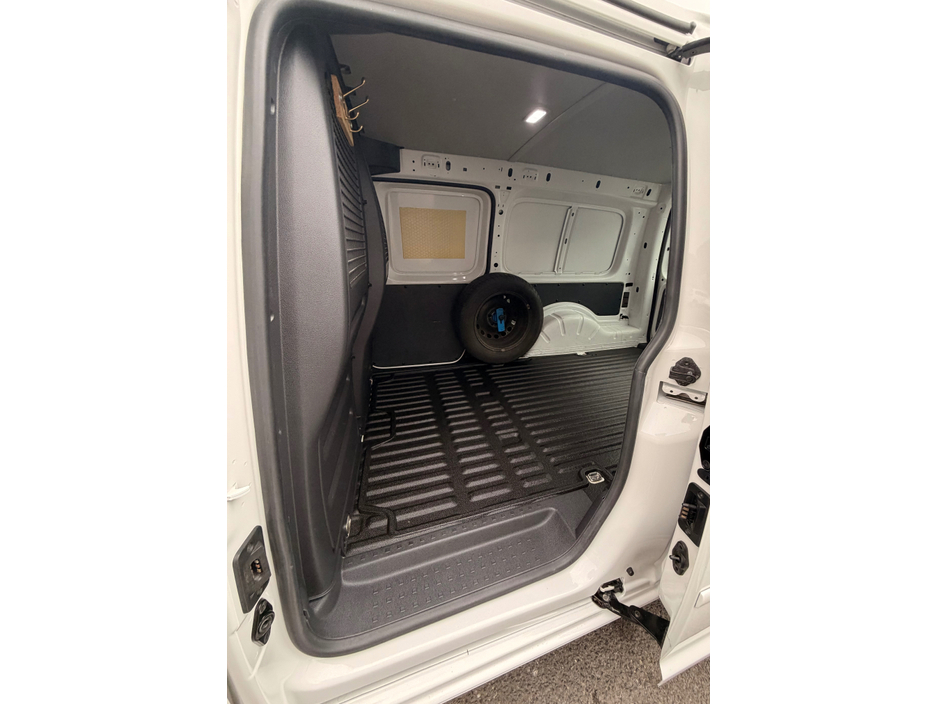 2019 Volkswagen Caddy - image 11