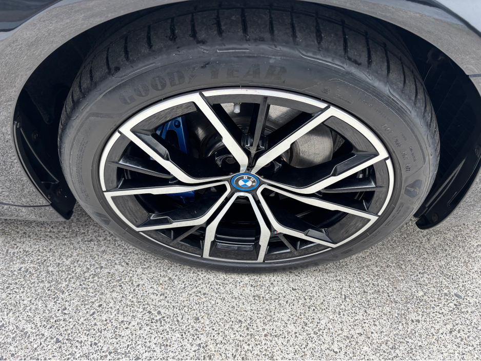 2022 BMW 5 Series - image 12