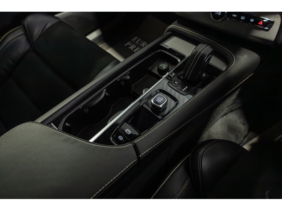 2022 Volvo XC90 PHEV T8 (390hp) R-Design AWD €59,950