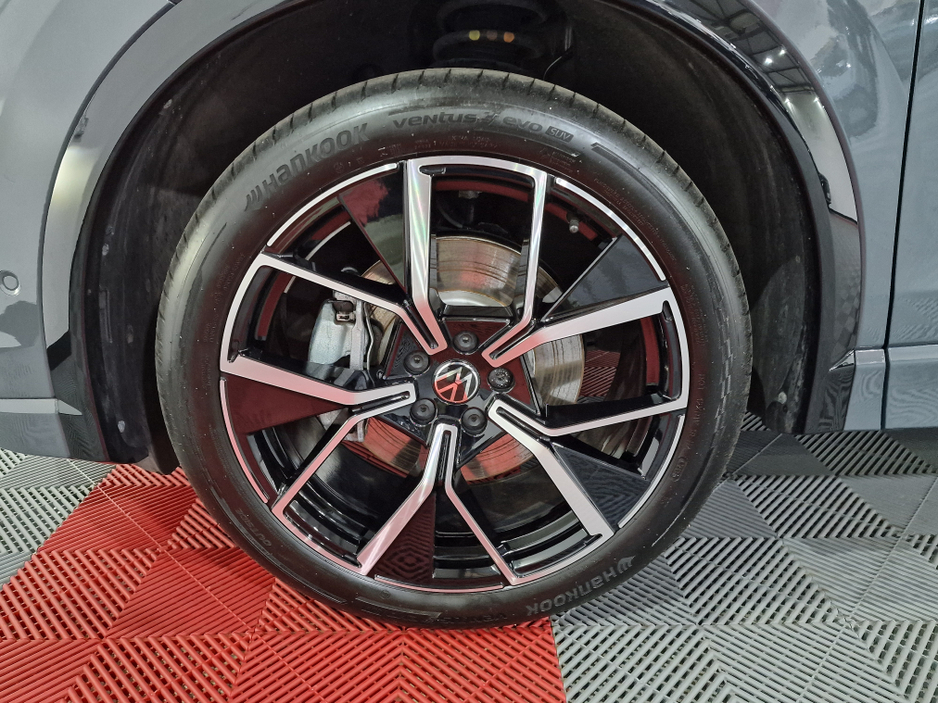 2025 Volkswagen Tiguan 1.5TSi PHEV R-LINE AUTOMATIC **ONE OWNER / NEW MODEL / APPLE CARPLAY / ADAPTIVE CRUISE CONTROL / BLIND SPOT ASSIST / HEATED & MASSAGE FRONT SEATS / HEATED STEERING WHEEL / WIRELESS PHONE CHARGING** €50,900