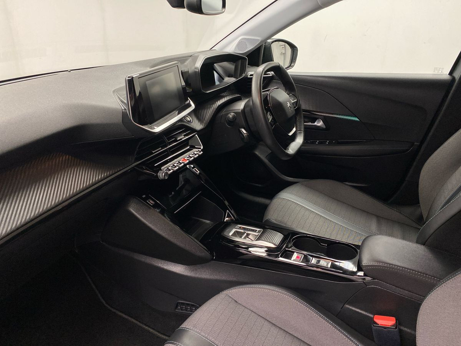 2022 Peugeot 208 - image 2