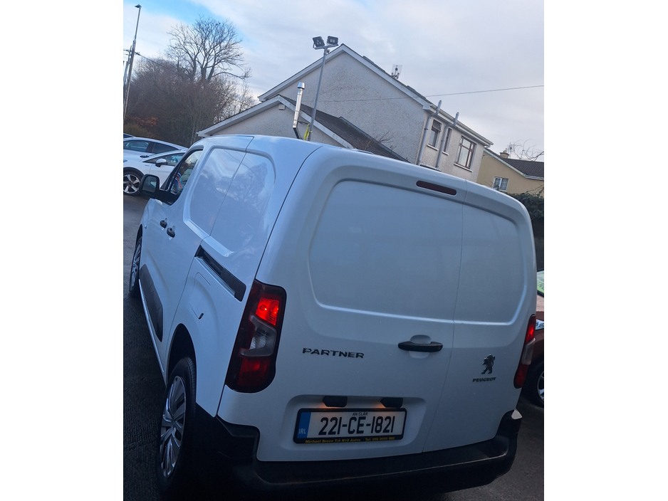 2022 Peugeot Partner PROFESSIONAL PREMIUM BLUEHDI L1 €12,900
