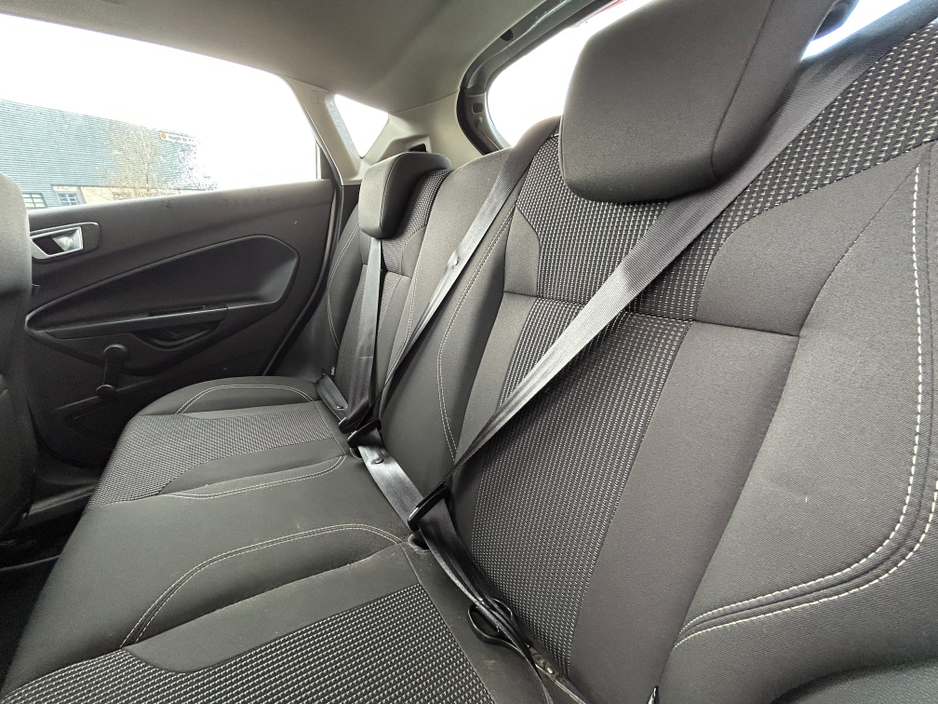 2015 Ford Fiesta - image 11