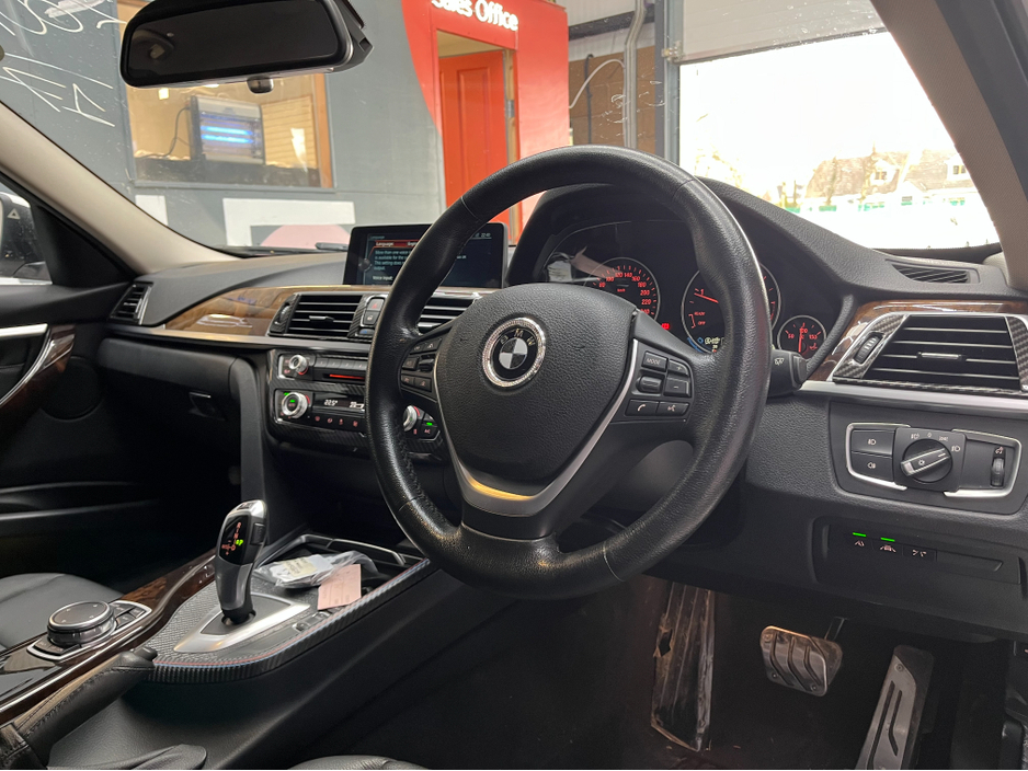 2017 BMW 3 Series - image 8