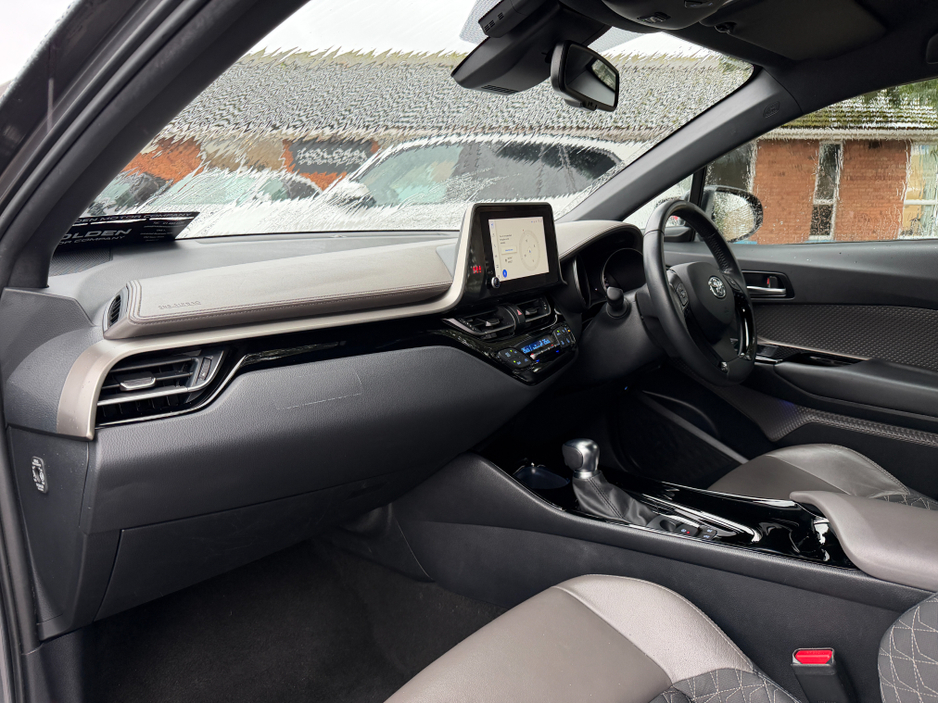 2023 Toyota C-HR HYBRID..Keyless Entry..Apple CarPlay €22,750