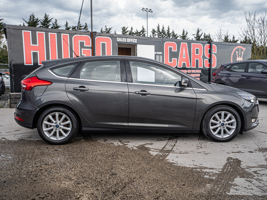 2016 Ford Focus - image 14
