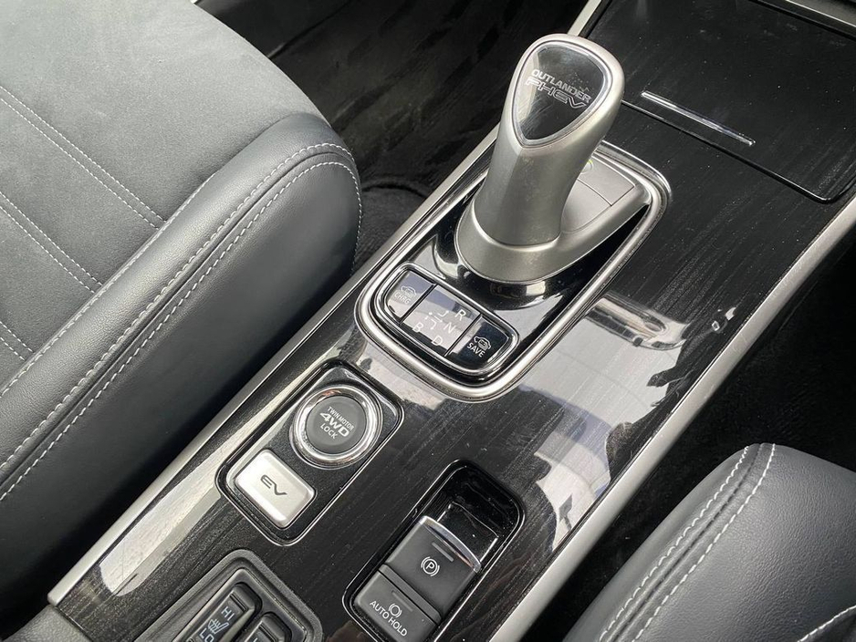 2018 Mitsubishi Outlander - image 11