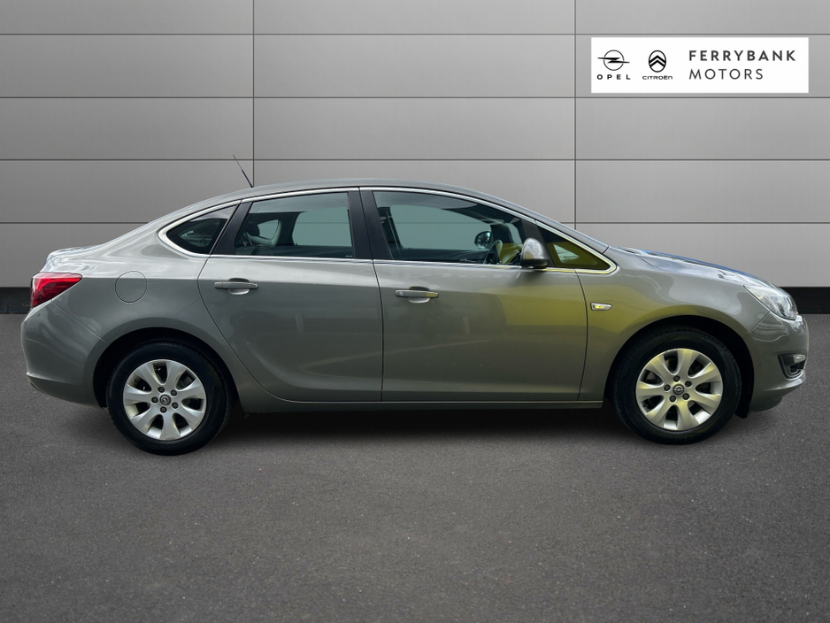 2017 Opel Astra - image 4