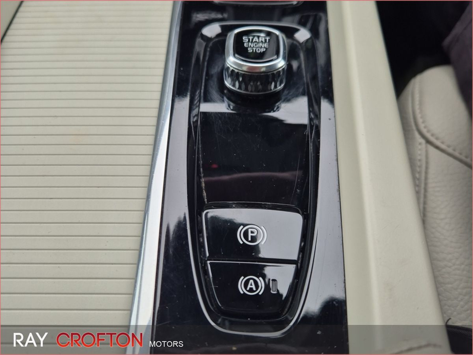 2022 Volvo XC60 - image 16