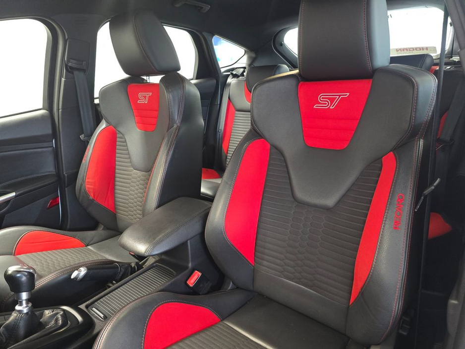 2016 Ford Focus - image 9