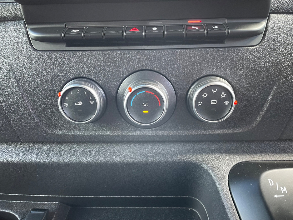 2025 Renault Master - image 24