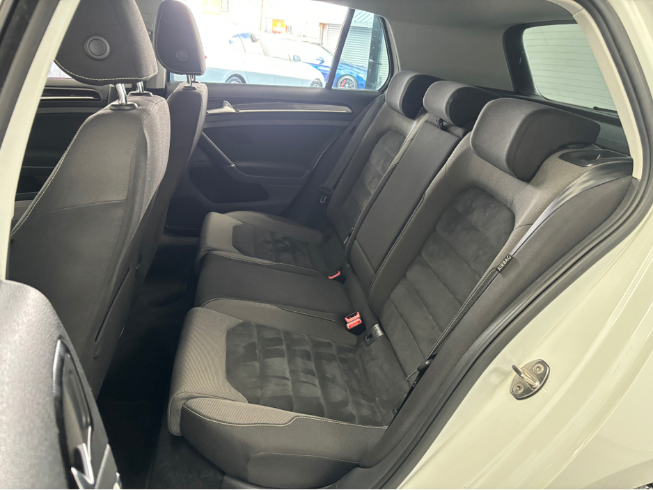 2013 Volkswagen Golf - image 12