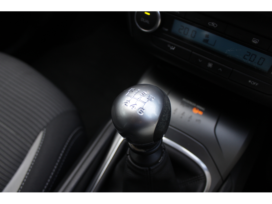 2015 Toyota Avensis - image 15