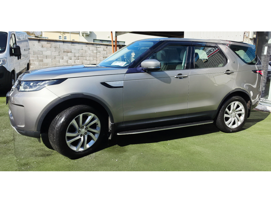 2018 Land Rover Discovery - image 2