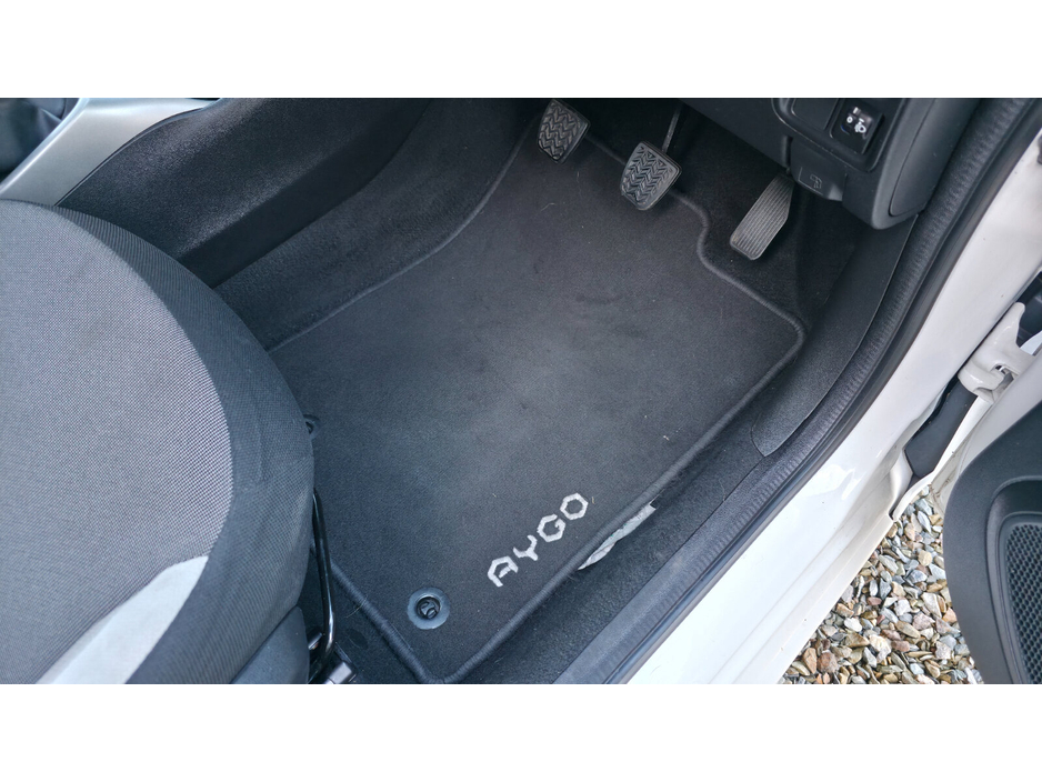 2015 Toyota Aygo - image 11