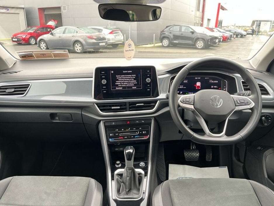 2023 Volkswagen T-Roc - image 8