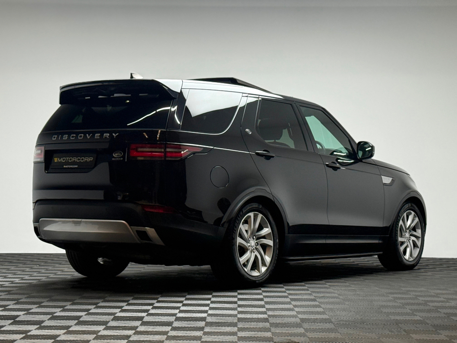 2020 Land Rover Discovery - image 7