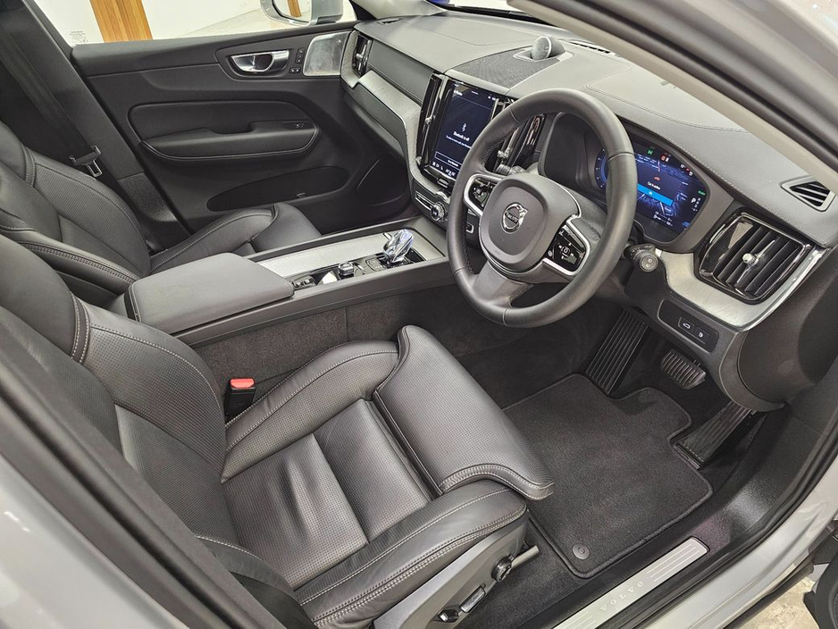 2025 Volvo XC60 - image 10