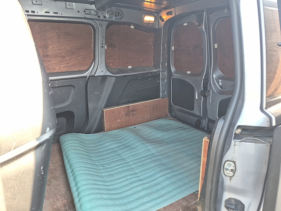 2020 Vauxhall Combo - image 13