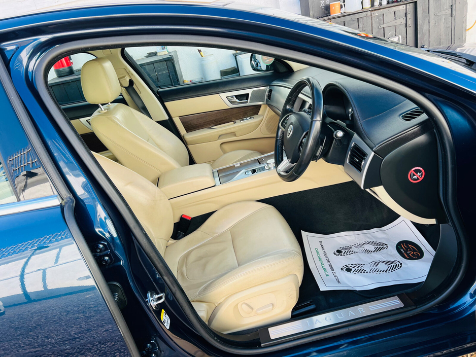 2013 Jaguar XF - image 10
