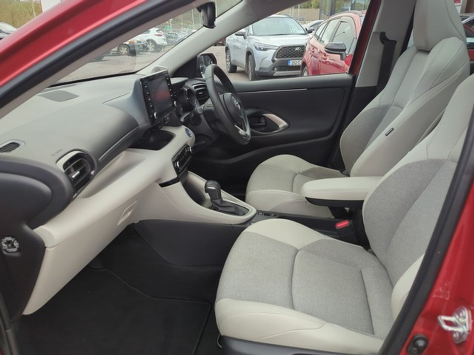 2024 Toyota Yaris - image 6