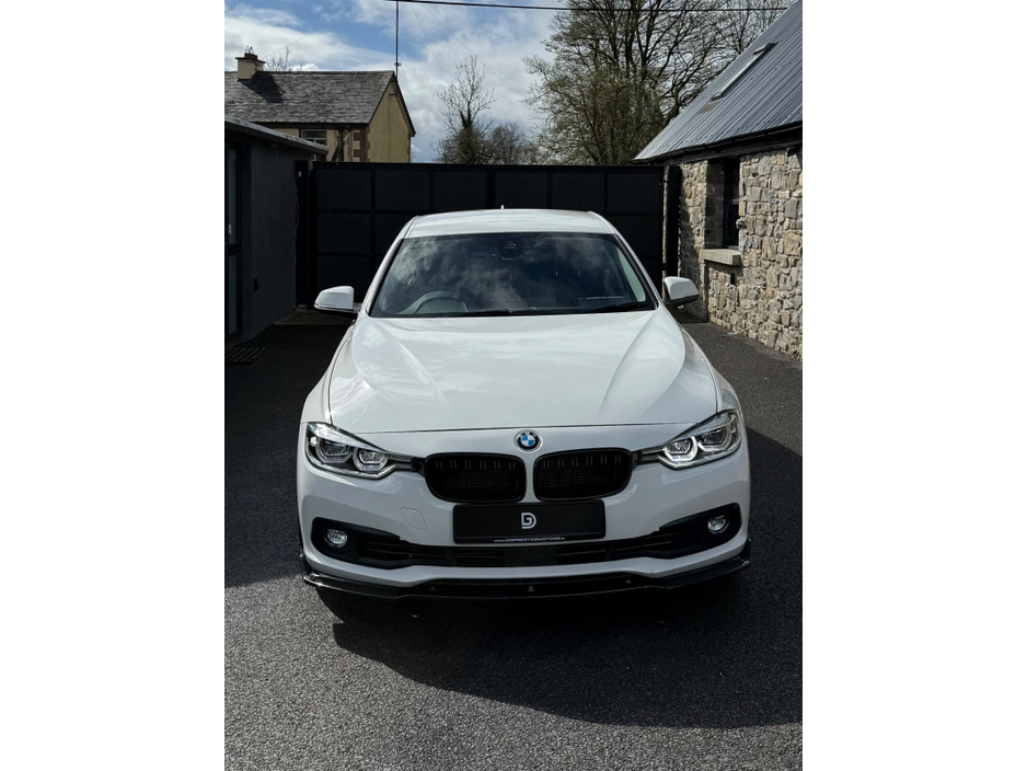 2017 BMW 3 Series - image 2