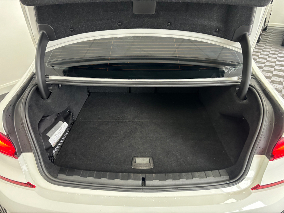 2021 BMW 3 Series - image 12