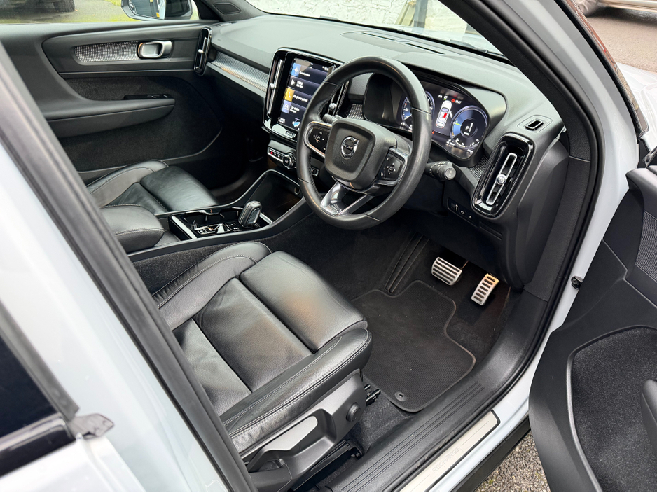 2021 Volvo XC40 - image 4