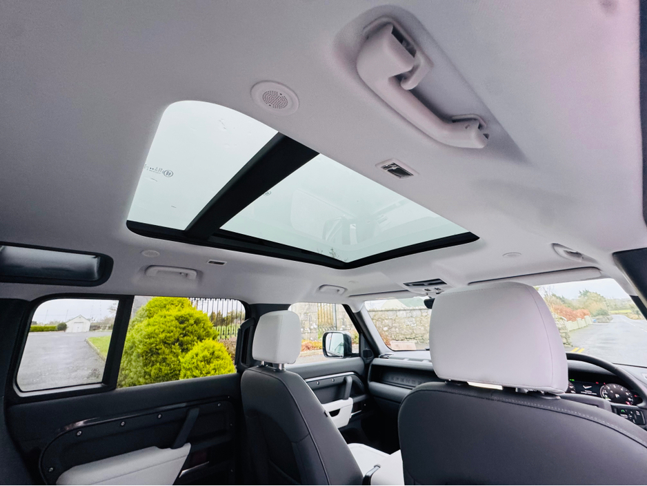 2025 Land Rover Defender P300e X-DYNAMIC SE URBAN SPEC PHEV AUTO €109,950