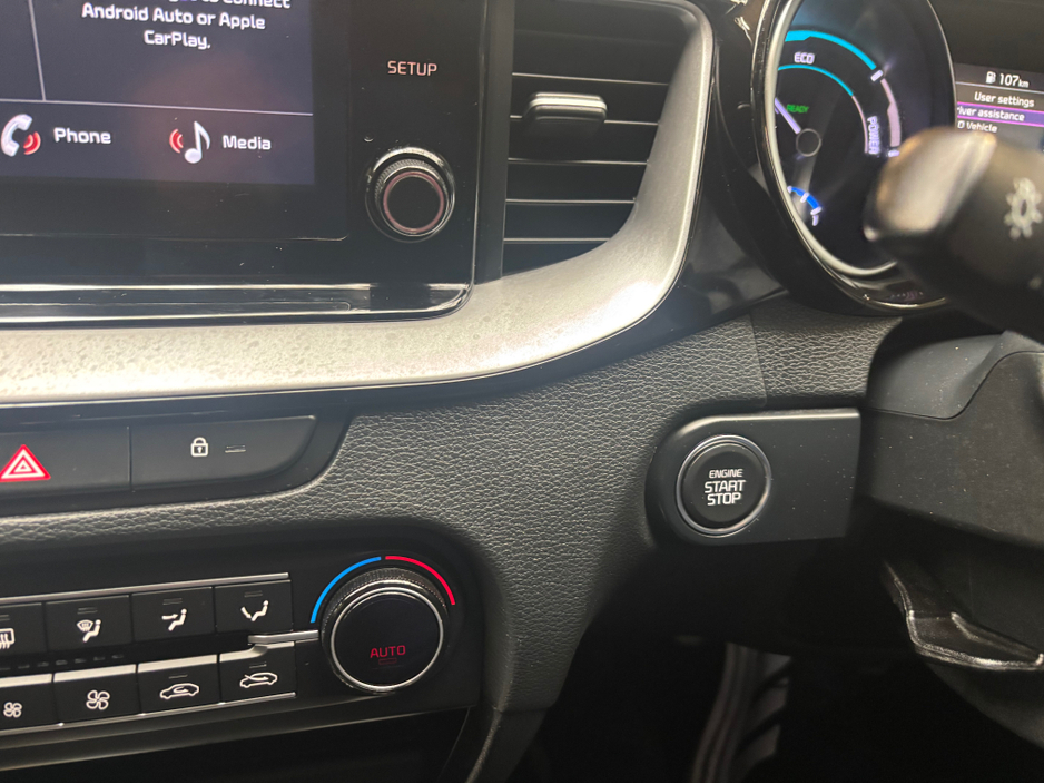 2023 Kia XCeed - image 14