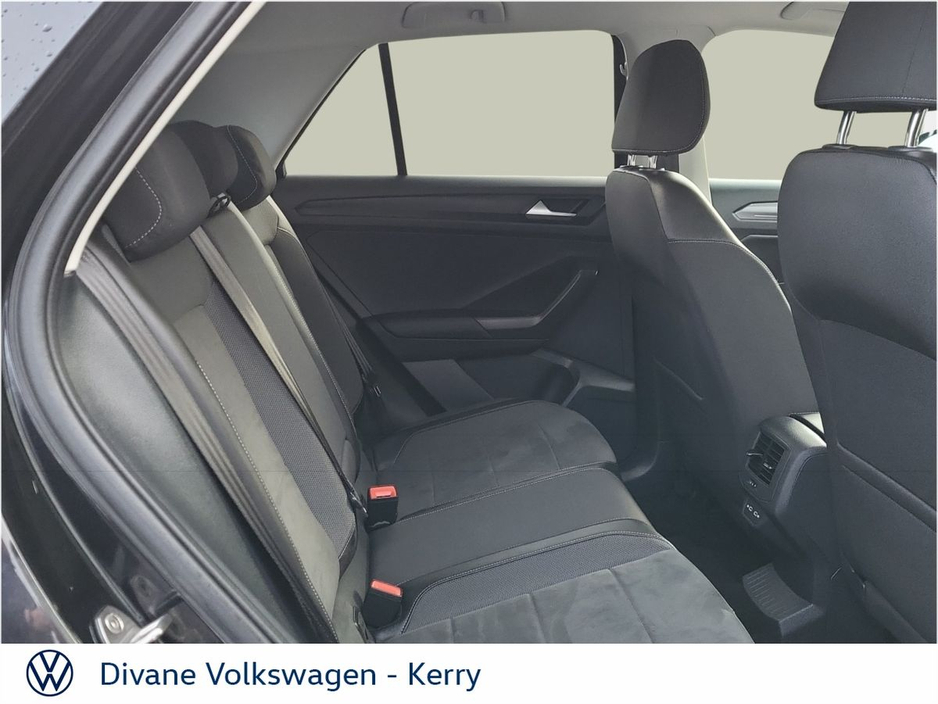 2023 Volkswagen T-Roc - image 7
