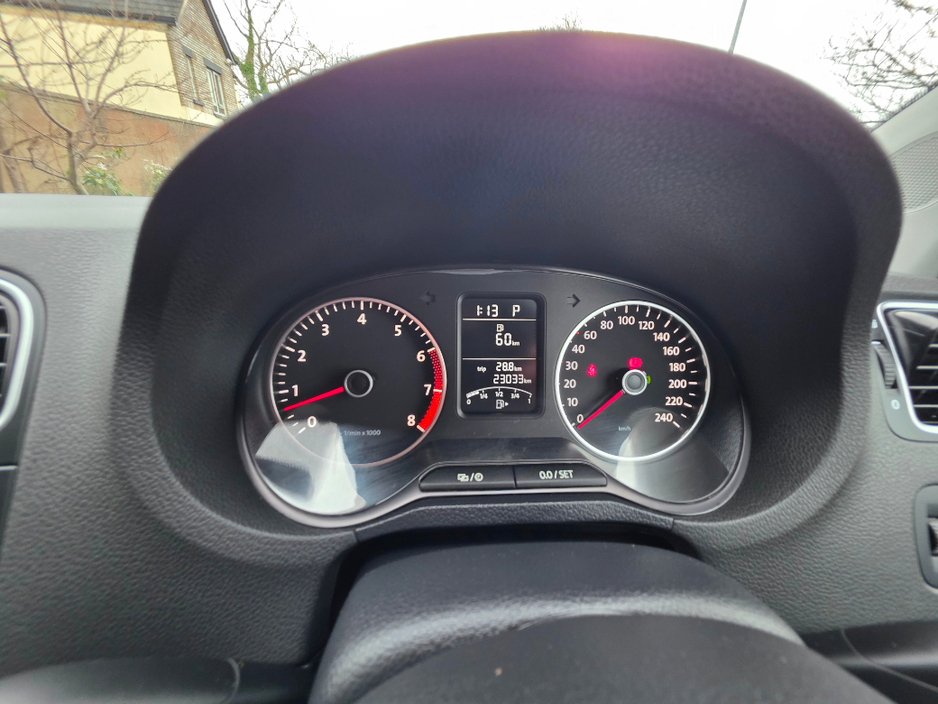 2014 Volkswagen Polo - image 12