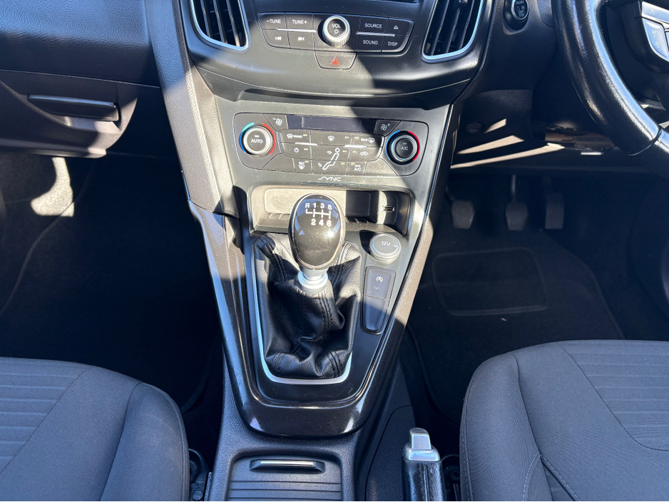 2015 Ford Focus - image 15