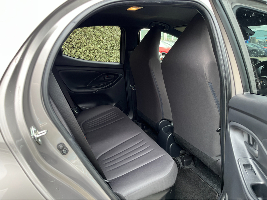 2021 Toyota Yaris - image 9