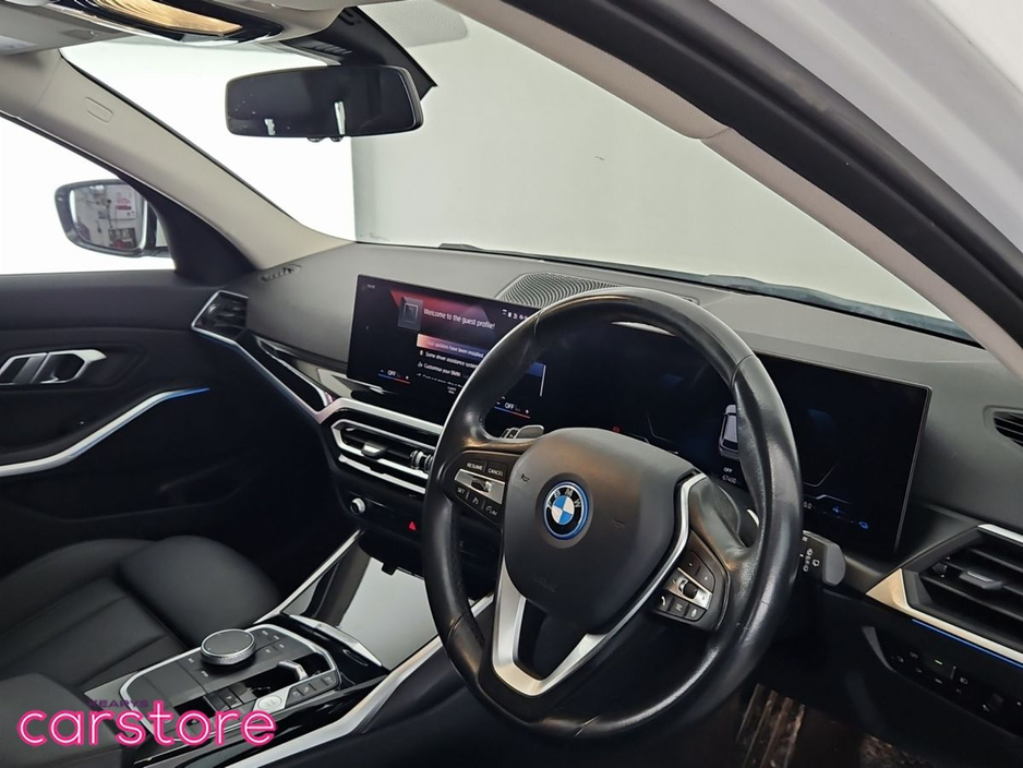 2023 BMW 3 Series - image 9