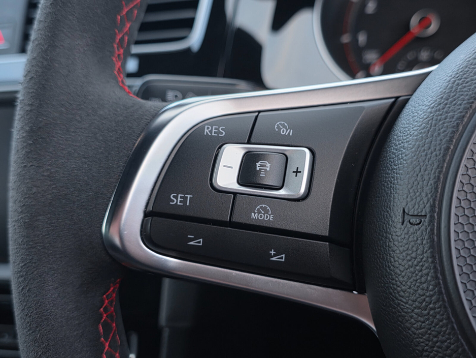 2016 Volkswagen Golf - image 25