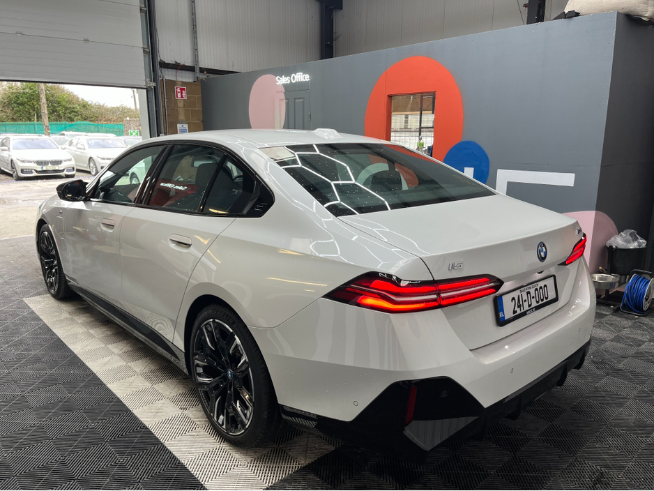 2024 BMW i5 - image 4